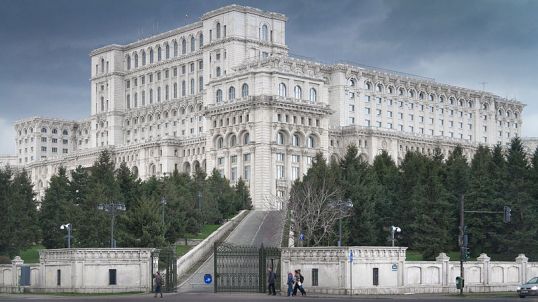 800px-Palatul_Parlamentului_1b