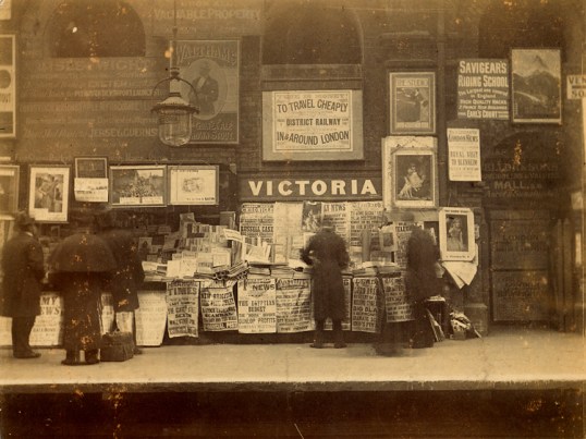 District-Line-Platform-at-Victoria-Underground-Station