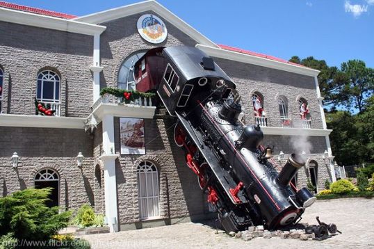 Gare-Montparnasse-1895-crash-recreation-brazil