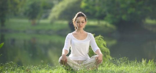 anotherwomanmeditatinginfield-850x400