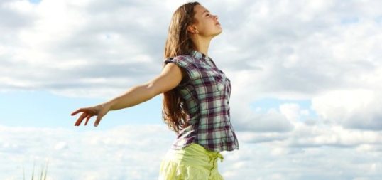 brandnewhappywomanarmstoside-850x400-1