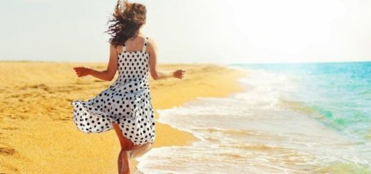 happywomanarmssideonbeach-850x400